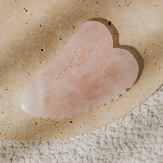 Outil Gua Sha Visage Coeur en Quartz Rose Moonie by Mila