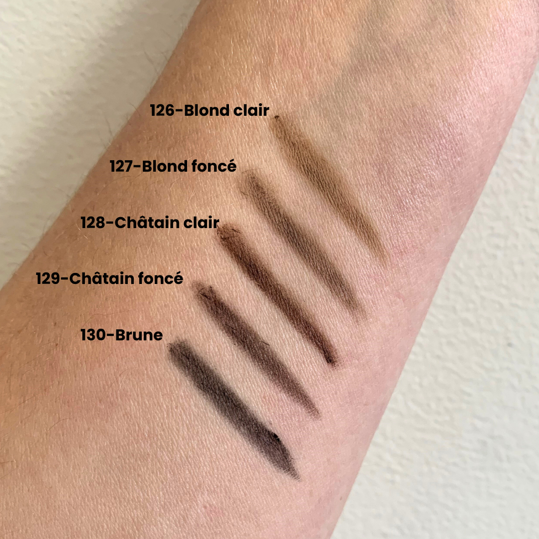 Kleurstalen van alle vijf tinten Couleur Caramel Bio Wenkbrauwpotlood op de huid