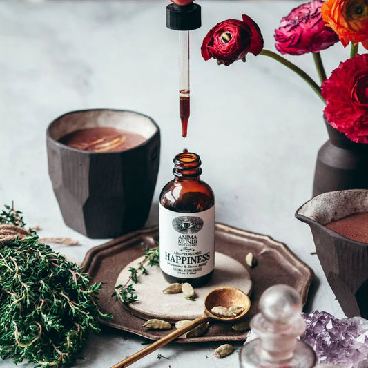 Onze formule is een mix van adaptogenen, zoals Rhodiola en Ashwagandha, met krachtig ondersteunende "happy kruiden" zoals St. Janskruid, Mucuna en Albizia