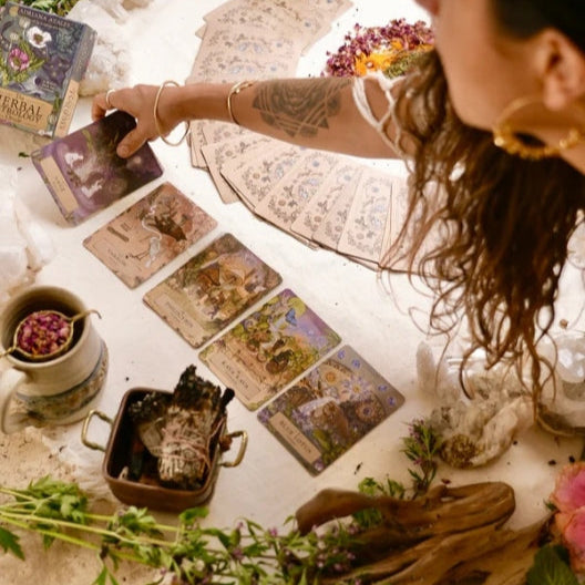 Elke rijk geïllustreerde kaart toont een heilige bondgenoot van een plant en zijn planetaire overeenkomsten.