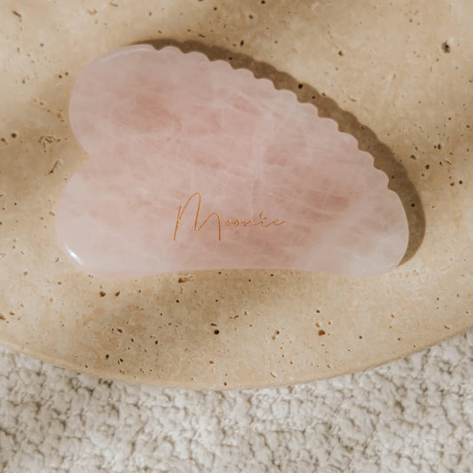 Outil Gua Sha Visage Coeur en Quartz Rose Moonie by Mila