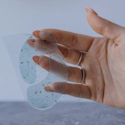 De polymeren zijn polysachariden van algen en vormen een frisse gel die zich perfect aanpast aan de zone rond de ogen.