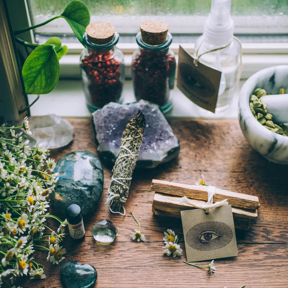 Palo Santo incense ritueel met kruiden en kristallen voor zuivering, balans en energetische bescherming