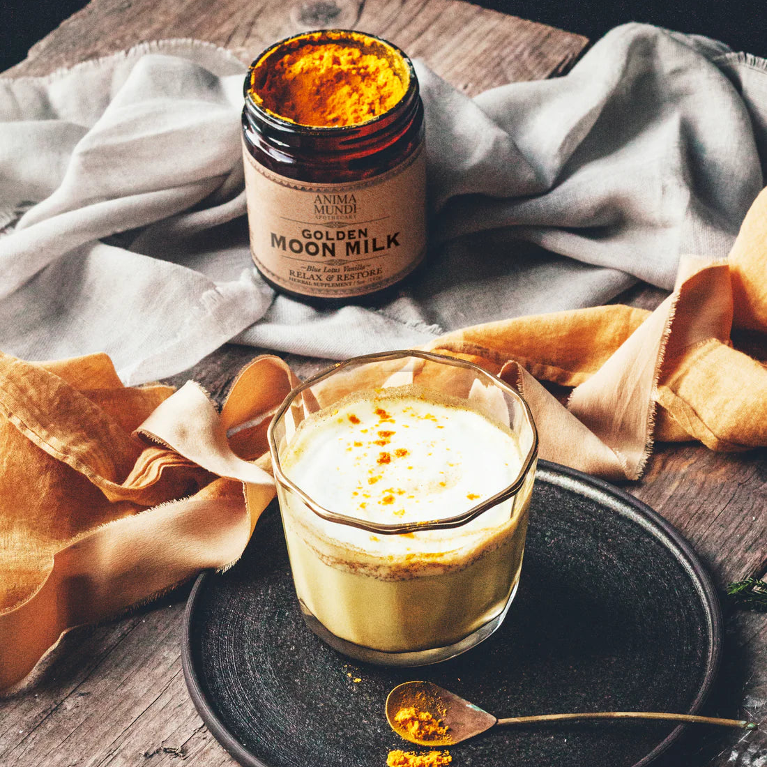Gouden melk, traditioneel bereid met kurkuma en kruiden, wordt al lang gebruikt om het evenwicht, de voeding en een gevoel van rust in lichaam en geest te bevorderen.