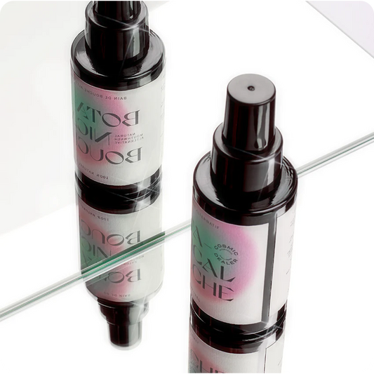 Klassieke mondspoelingen (met chemisch gekleurde fluorvloeistof) geven zeker een fris gevoel. Maar de alcohol in het mondwater droogt de mond uit en slechte bacteriën houden van een droge mond, dus uiteindelijk heb je een slechtere adem dan waarmee je begon!