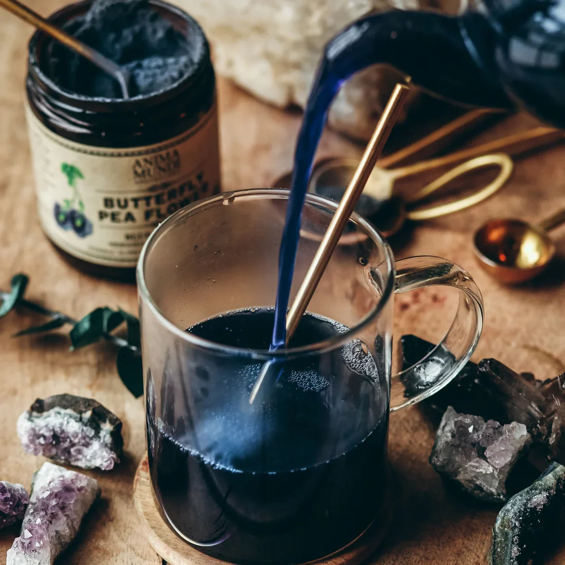Butterfly Pea thee blauw ritueel mok inschenken antioxidanten kruiden