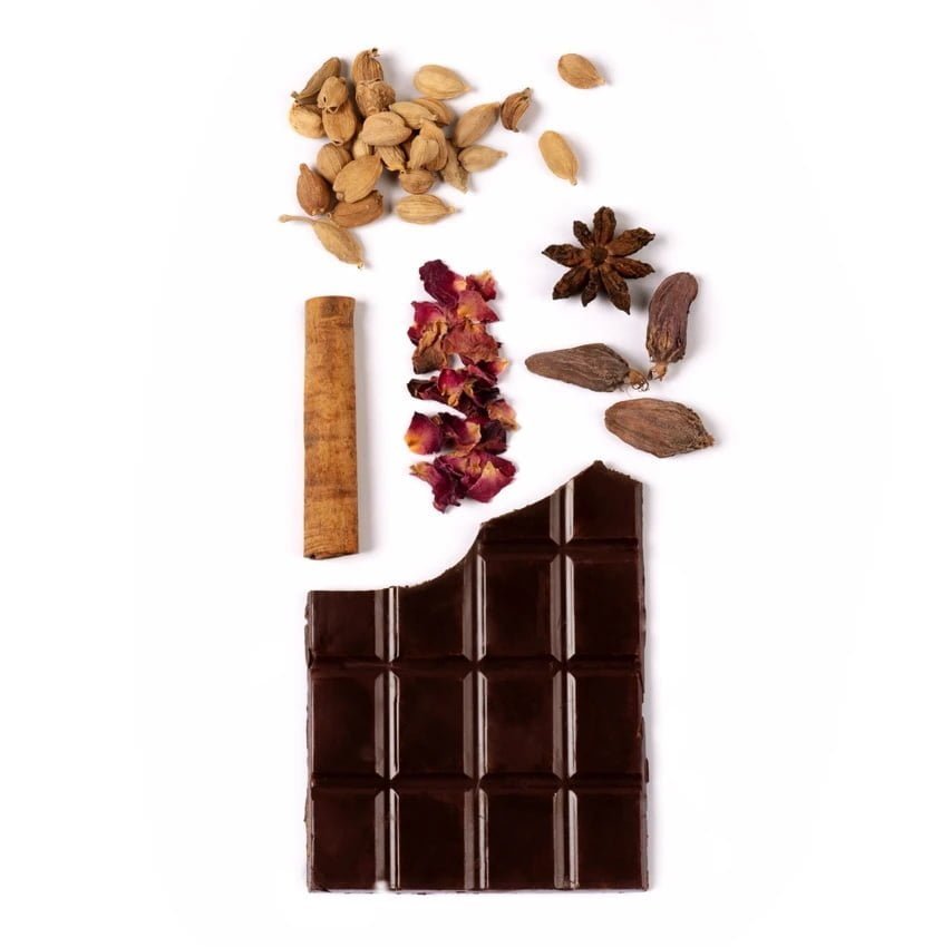 Ecuadoriaanse cacao met een geruststellende chai-kruidenmix en delicate rozenblaadjes