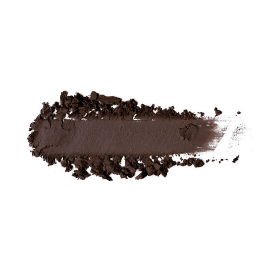 La texture mate marron du fard à paupières Couleur Caramel s'estompe tout en douceur
