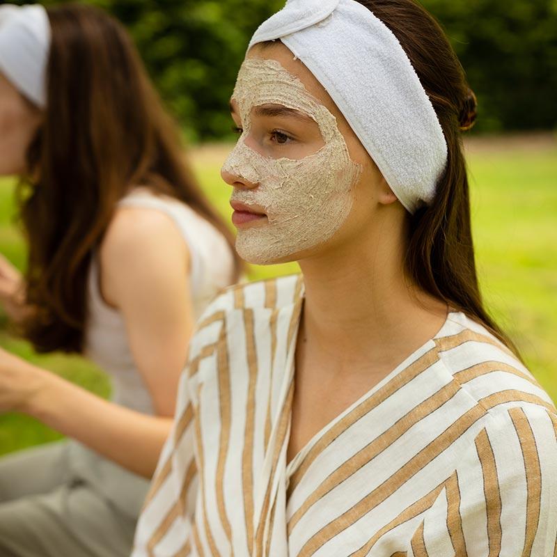 Door de absorberende werking van de Witte Leem neemt het Scrub- en Kleimasker vuil van de huid op.