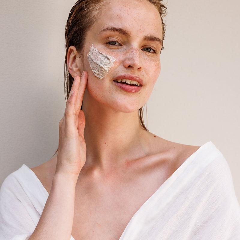 Verwijdert op natuurlijke wijze dode huidcellen en onzuiverheden