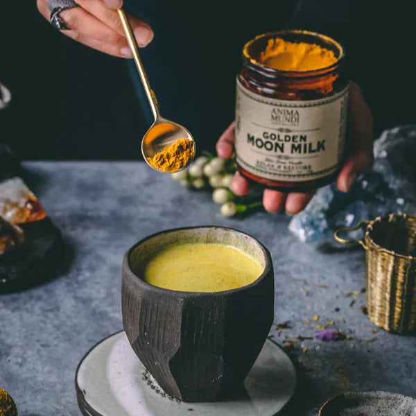 Golden moon milk ritueel kurkuma drank ontspanning warme melk