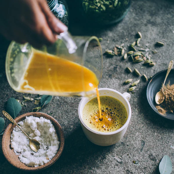 Golden milk, vaak gecombineerd met specerijen en mede herstellende en verjongende kruiden, is ontwikkeld om lichaam en geest te ondersteunen.