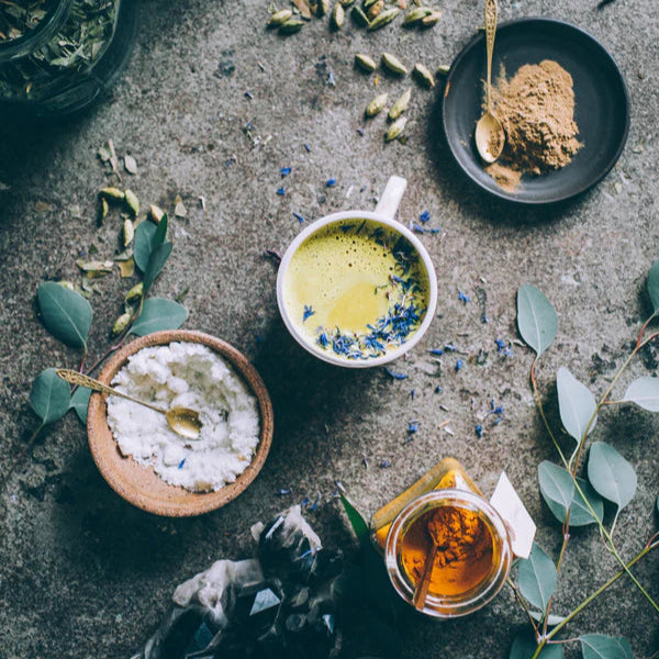 Onze Golden Moon Milk bevat ontspannende planten, zoals Ashwagandha, samen met herstellende 'spirituele' planten zoals Reishi en Blue Lotus.