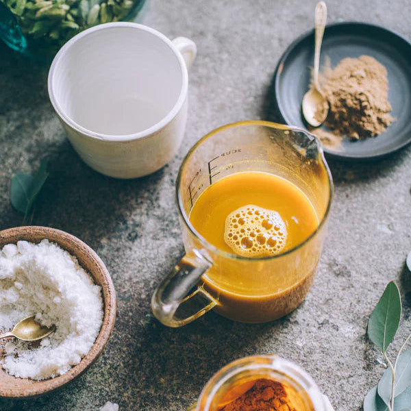 Kurkuma wordt al duizenden jaren gebruikt in de Ayurvedische geneeskunde bij aandoeningen zoals gewrichtspijn, problemen met de spijsvertering, vermoeidheid, stijfheid en nog veel meer.