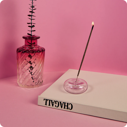 Gemaakt van 100% natuurlijke aromatische Ayurvedische kruiden, hout en geneeskrachtige planten. Veganistisch. Vrij van alle willekeurige dingen die je vindt in verdacht goedkope wierook, zoals synthetische geurstoffen, dierlijke vetten en chemische vulstoffen.