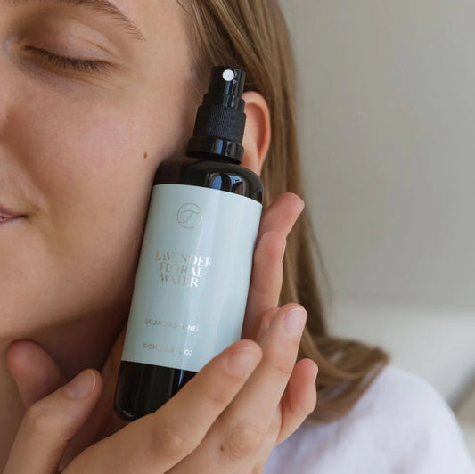 Lavendelwater toner is een onmisbare gezichtsspray in je beauty routine.