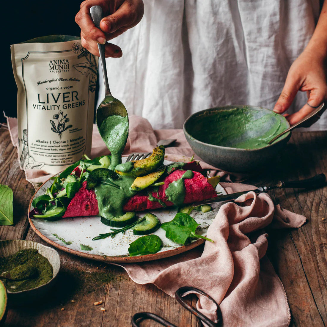 Het gebruikt belangrijke prebiotica op basis van kruiden, zoals paardenbloemwortel, kliswortel, brandnetel, mariadistel en alfalfa, naast voedingsrijke algen zoals chlorella en spirulina.