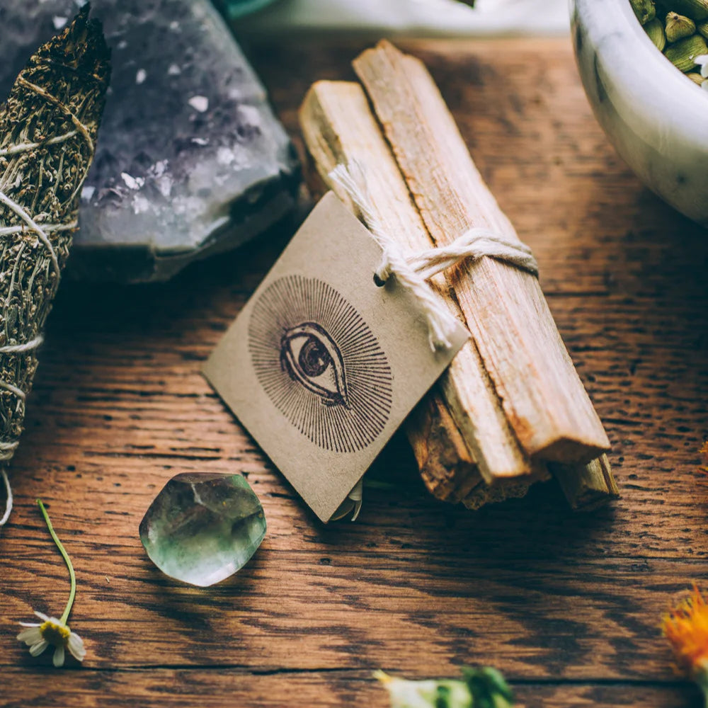 Ze oogsten ethisch verantwoord natuurlijk gevallen bomen die minstens 3-5 jaar op de grond zijn verouderd, terwijl ze ook in het wild de bomen herplanten