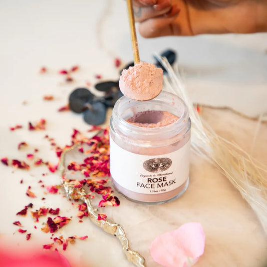 Onze kostbare rozenpoeder heeft een gunstige werking op het verminderen van rimpels, en kan roodheid van je huid door irritatie verminderen, terwijl Hibiscus de hydratatie verbetert en Mangosteen ontstekingen bestrijdt.