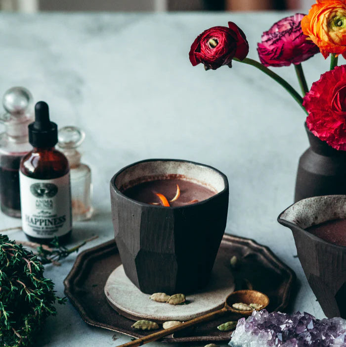 Anima Mundi Happiness Tonic is alles wat je nodig hebt om rust te voelen. Het kan helpen je hormoonfunctie, serotonine en dopamine levels te stabiliseren, en heeft ook een rustgevend effect op je zenuwstelsel.