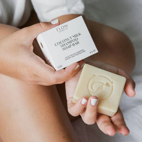 De rijk schuimende, biologische shampoo bar kokos voedt het haar intensief.