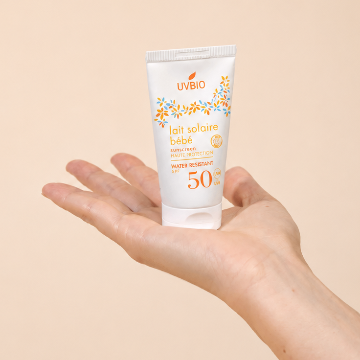 UVBIO BEBE SPF 50 is een biologisch gecertificeerde zonnemelk met minerale UVA- en UVB-filters. 