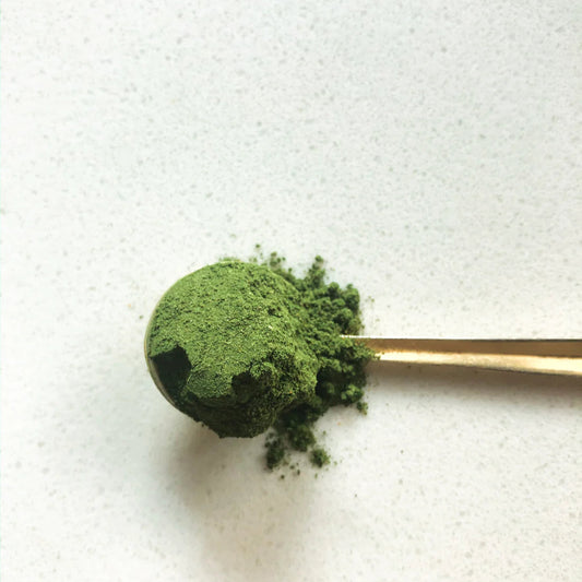 Dit reinigingspoeder is samengesteld met traditionele kruiden, wortels, algen en zaden waarvan bekend is dat ze het microbioom enorm ondersteunen.