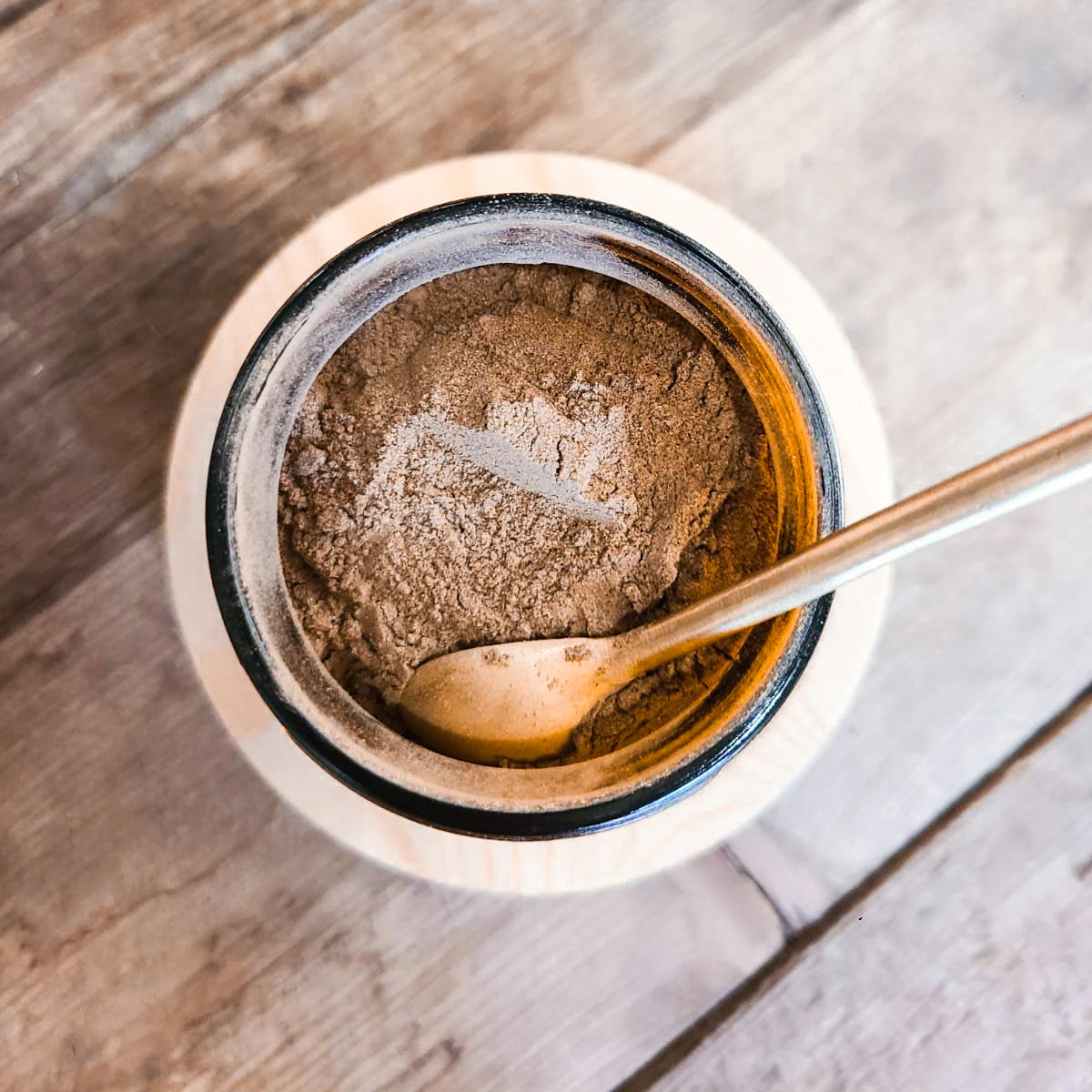Koffie-achtige bases voor hun aardende en voortreffelijke smaken, zoals geroosterde paardenbloem, geroosterde cichorei, Maca, Lucuma, klis, mesquite en echte biologische vanille.