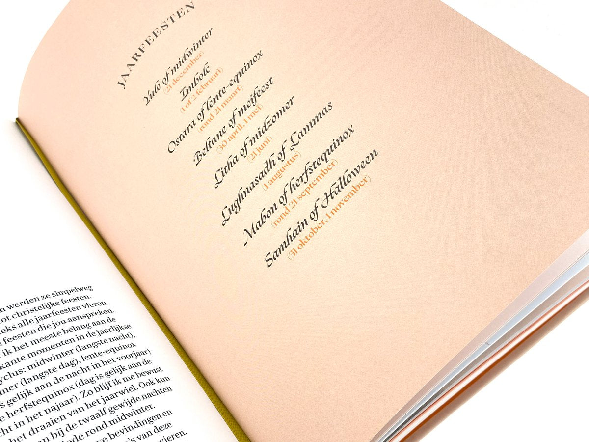 Zij schrijft in heldere bewoordingen over hekserij in al haar veelzijdige facetten: de elementen, de invloed van de maan, rituelen, het gebruik van kruiden, kristallen, licht en schaduw, rituelen, het herkennen van tekenen en de kracht van je dromen.