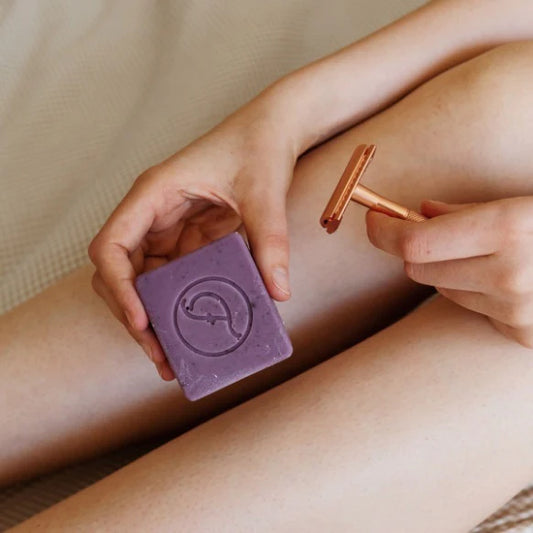 De biologische ingrediënten verzorgen en verzachten de huid en is de perfecte aanvulling aan je zero waste badkamer.