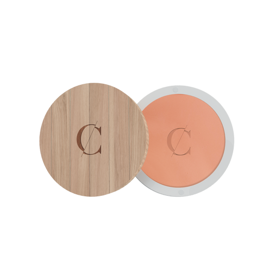 Deze natuurlijke gezichtspoeder van Couleur Caramel fixeert de teint van de huid en maakt deze biologische compact powder de huid mat en egaal.