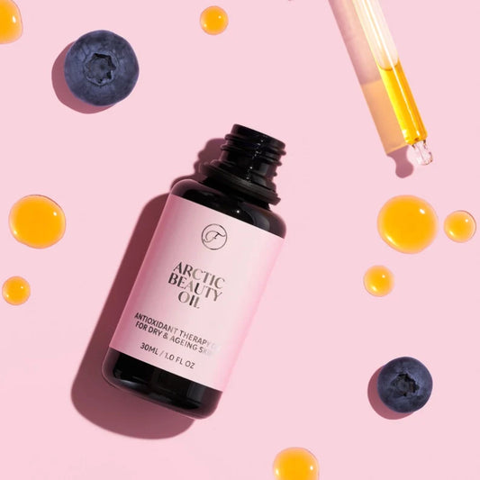 Arctische bessenzaadoliën, gecombineerd met kostbare etherische oliën van rozen, neroli en wierook. Luxe ingrediënten die je huid voeden, vitaliteit herstellen en je huid glad en zacht maken.