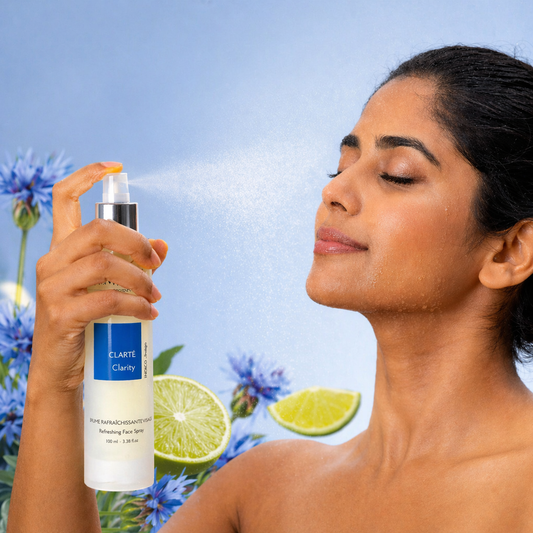 Vrouw gebruikt Altearah Gezichtsspray Indigo Clarity 100 ml met verfrissende mist die de huid hydrateert, zuivert en direct een frisse, heldere uitstraling geeft