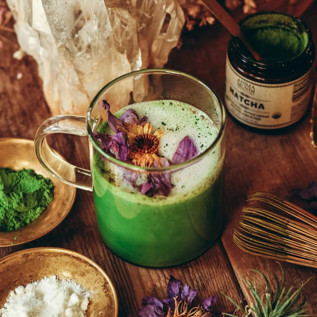 Romige matcha latte met bloemen topping – rustgevend, energiek en puur biologisch moment