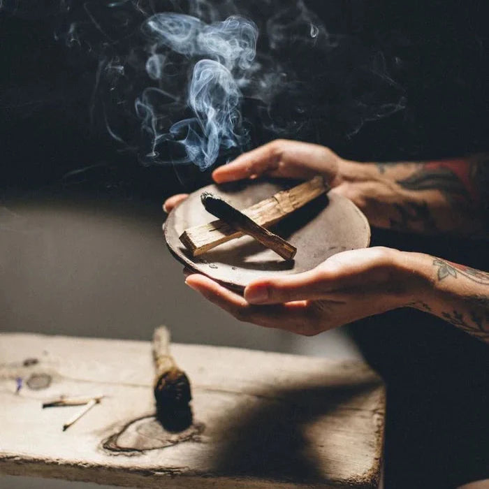 Brandende Palo Santo sticks voor het reinigen van energie en creëren van rust en harmonie