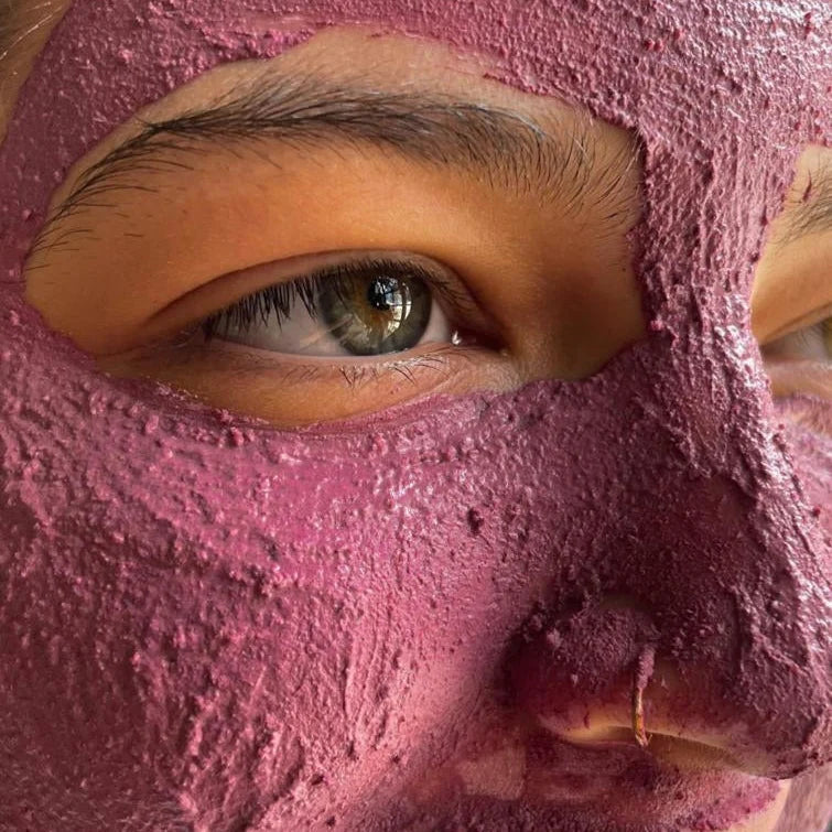 Natuurlijk rozen gezichtsmasker dat de huid zuivert hydrateert en laat stralen