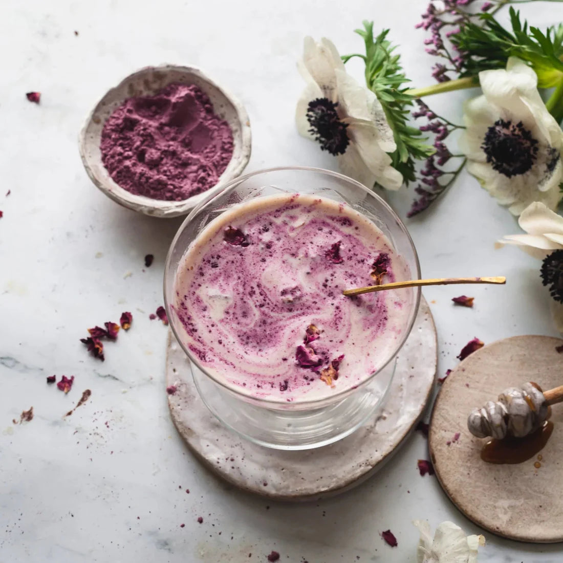 Romige rose latte met Anima Mundi Open Heart blend voor ontspanning, balans en zachte energie