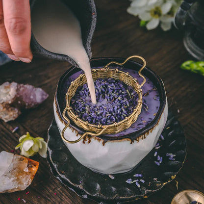 Les deux anses reposent délicatement sur le bord pour infuser ou filtrer thé en vrac, tisanes de fleurs et plus encore.