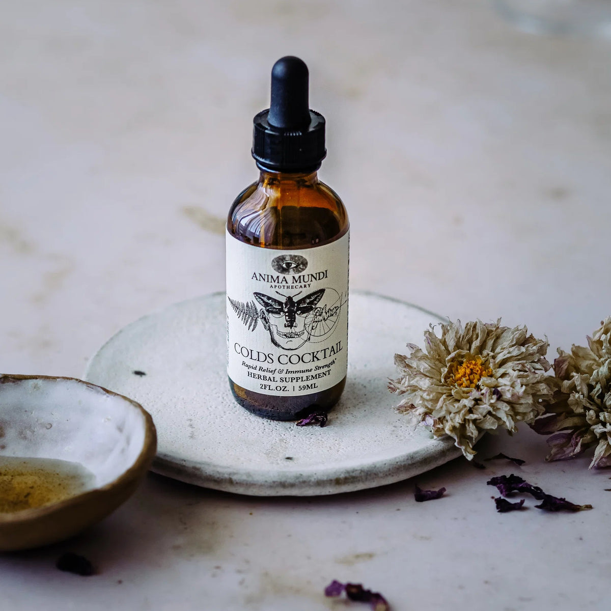 Met een geconcentreerde dosis van zowel Echinacea purpurea als Echinacea angustifolia, aangevuld met verse gember, knoflook en kurkuma, is Colds Cocktail een krachtige, kruidige formule