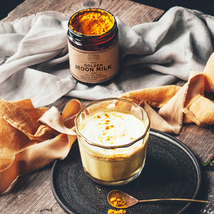 Le lait d'or, traditionnellement préparé avec du curcuma et des épices, est utilisé depuis longtemps pour favoriser l'équilibre, la nutrition et le calme du corps et de l'esprit.