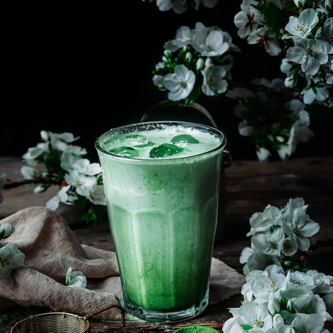 Deze Matcha, die wordt gewaardeerd om zijn zuiverheid, versheid en smaak, weerspiegelt een diepe toewijding aan traditionele teelt en bewuste bereiding