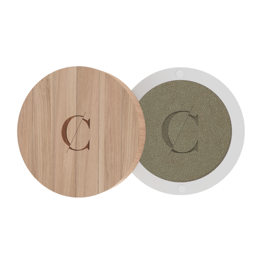 De natuurlijke en biologische oogschaduw van Couleur Caramel bevat een sterke concentratie van pigmenten. 