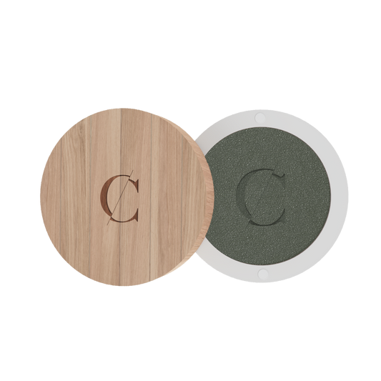 De natuurlijke en biologische oogschaduw van Couleur Caramel bevat een sterke concentratie van pigmenten. 