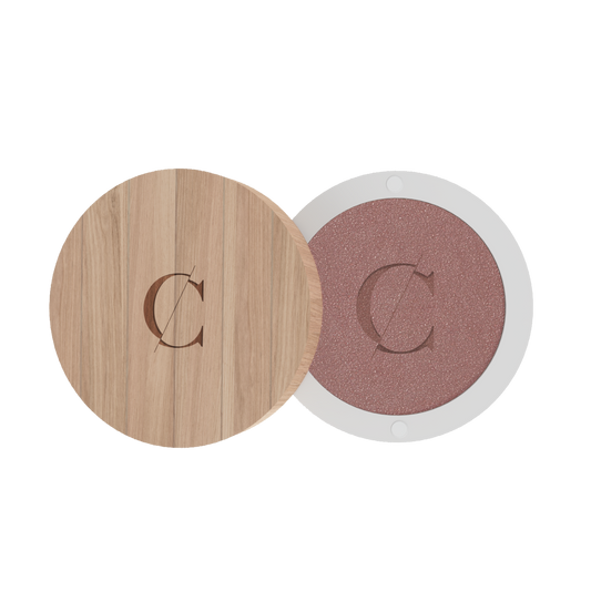 De natuurlijke en biologische oogschaduw van Couleur Caramel bevat een sterke concentratie van pigmenten. 
