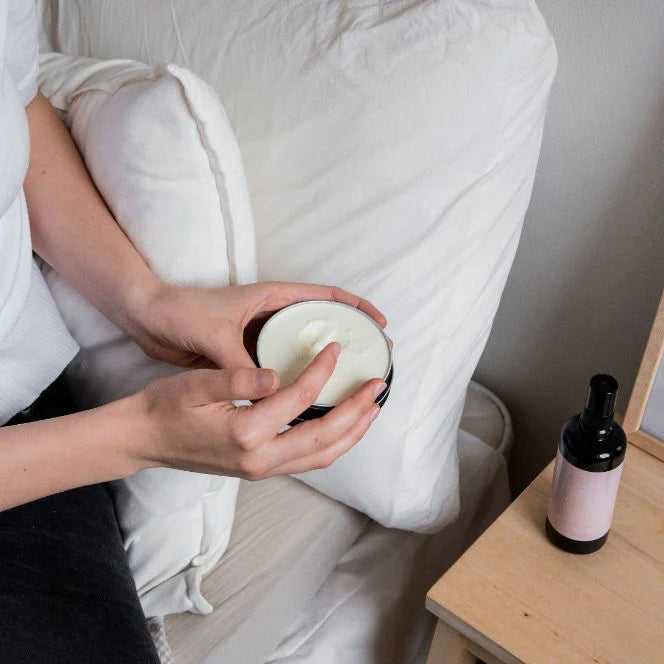 Deze biologische body butter is tot een zachte consistentie verwerkt, daardoor is het makkelijk in gebruik en trekt snel in