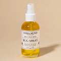 Natuurlijke Anima Mundi bug spray in gele fles met botanische ingrediënten; plantaardige bescherming tegen muggen, ideaal voor reizen en outdoor gebruik.