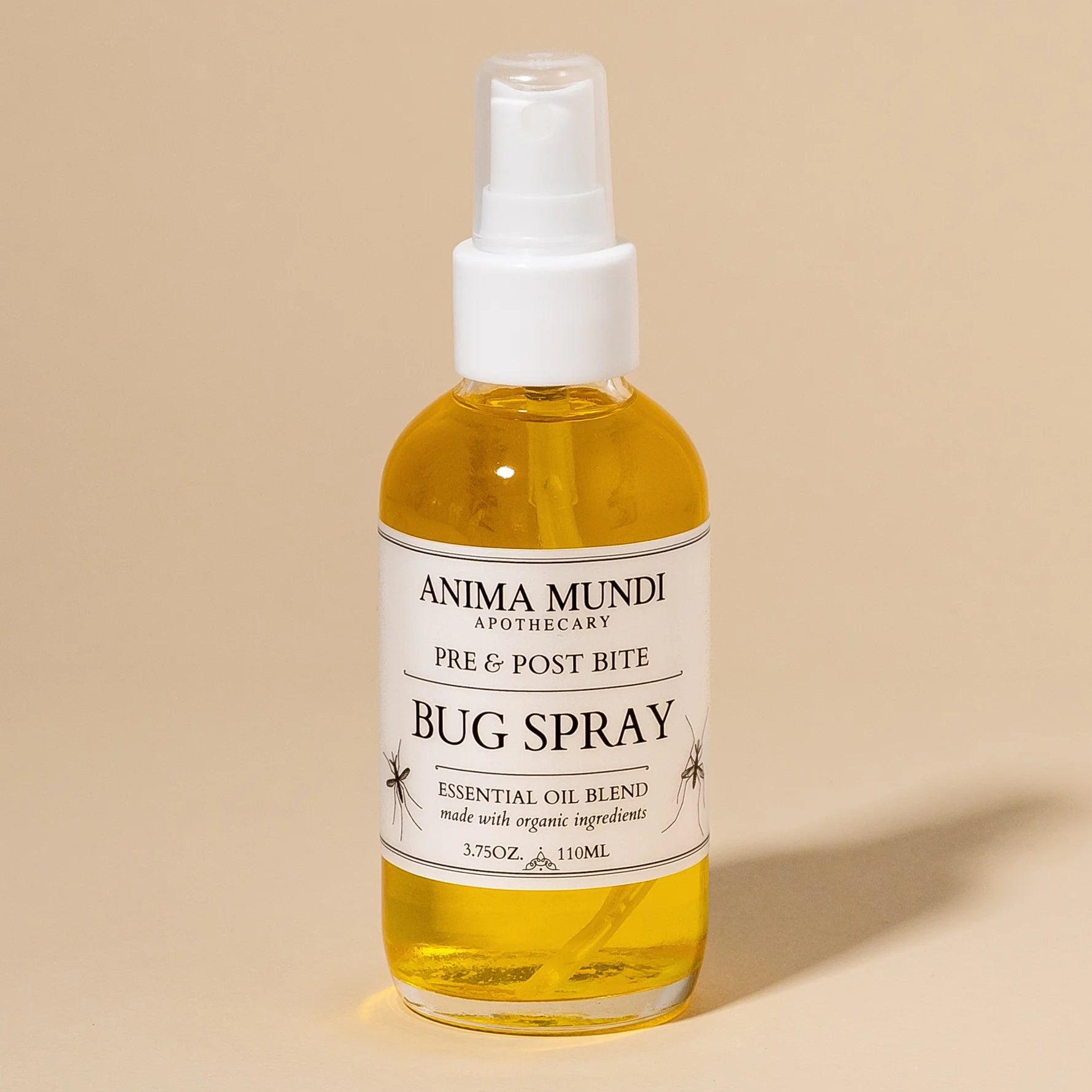 Natuurlijke Anima Mundi bug spray in gele fles met botanische ingrediënten; plantaardige bescherming tegen muggen, ideaal voor reizen en outdoor gebruik.