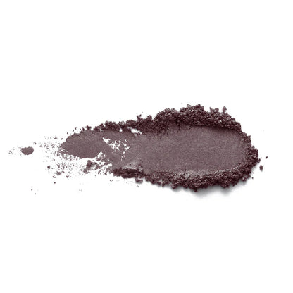 La texture nacrée du fard à paupières Couleur Caramel s'estompe avec chaleur et douceur
