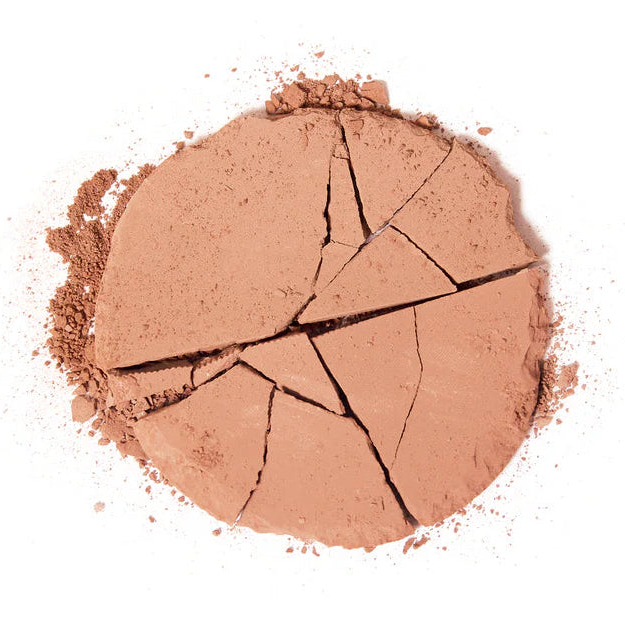 Couleur Caramel Bronzing Powder pearly texture blends softly and evenly
