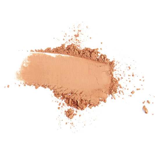 La texture minérale du fond de teint bio Couleur Caramel matifie naturellement